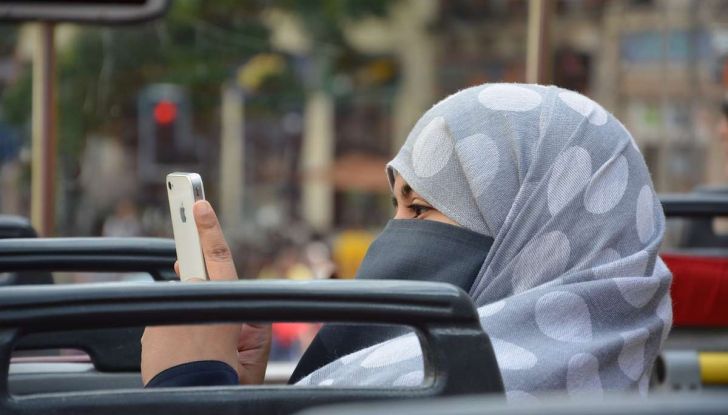 Arabia Saudita, da oggi le donne possono guidare per la fine del divieto - Foto 2 di 5