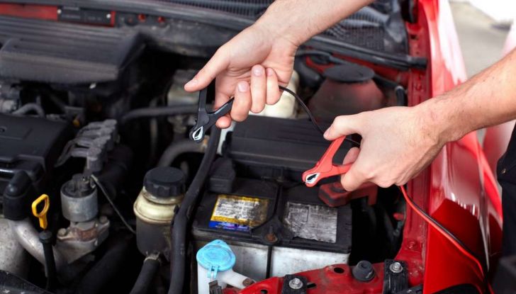 Come testare la batteria auto e controllare la sua carica - Foto 3 di 8