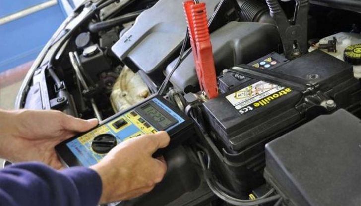 Come testare la batteria auto e controllare la sua carica - Foto 4 di 8