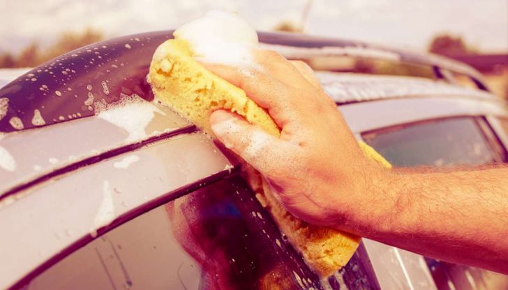 Come rimuovere i moscerini dalla carrozzeria dell’auto - Foto 2 di 8