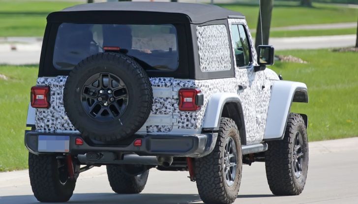 Jeep Wrangler, la nuova generazione sorpresa durante i collaudi - Foto 5 di 21