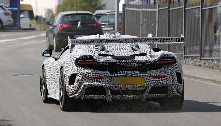 La pazza idea di McLaren: una supercar alimentata con carburante sintetico - Foto 3 di 16