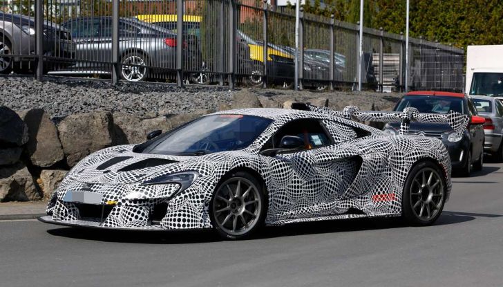 La pazza idea di McLaren: una supercar alimentata con carburante sintetico - Foto 13 di 16