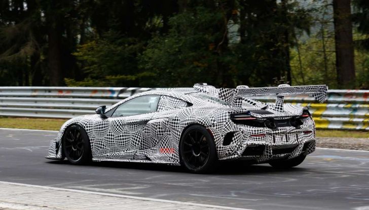 La pazza idea di McLaren: una supercar alimentata con carburante sintetico - Foto 2 di 16