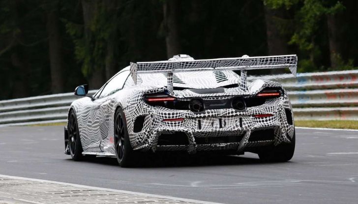 La pazza idea di McLaren: una supercar alimentata con carburante sintetico - Foto 11 di 16