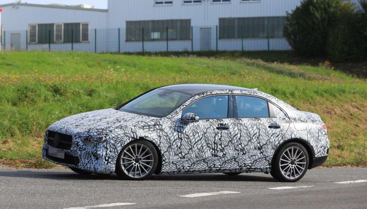 Mercedes Classe A Sedan, prima prova della tre volumi tedesca - Foto 3 di 17