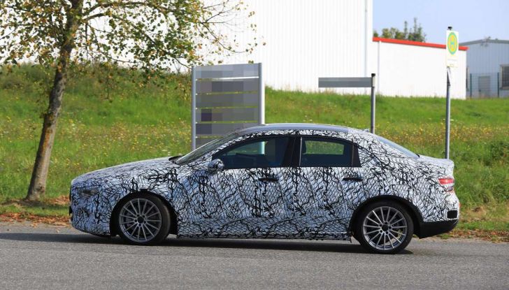 Mercedes Classe A Sedan, prima prova della tre volumi tedesca - Foto 12 di 17