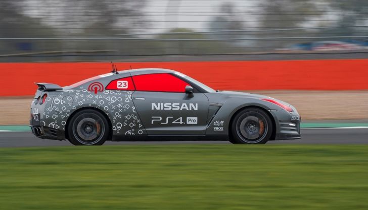 La Nissan GT-R si guida con la Playstation 4 - Foto 9 di 19