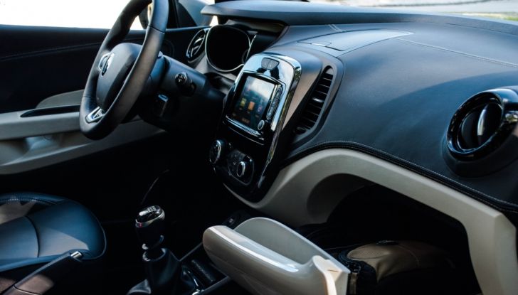 Prova su strada Renault Captur 2017: il crossover agile e spigliato - Foto 17 di 37