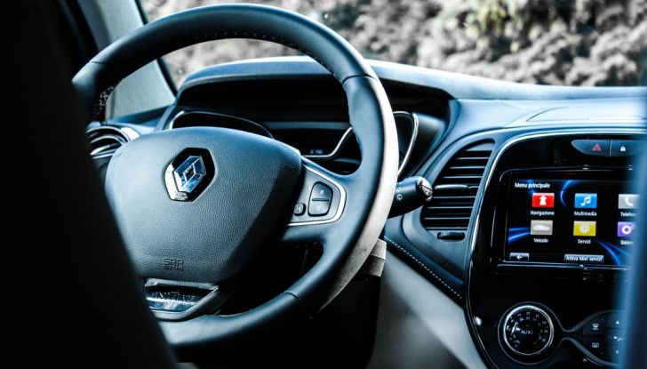Prova su strada Renault Captur 2017: il crossover agile e spigliato - Foto 9 di 37