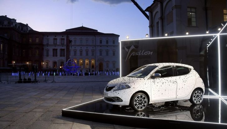 Lancia Ypsilon, la fashion car ruba la scena alla mostra di Peter Lindbergh - Foto 1 di 7