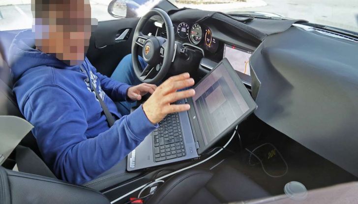 Porsche 911 2019, foto spia della futura generazione - Foto 2 di 12
