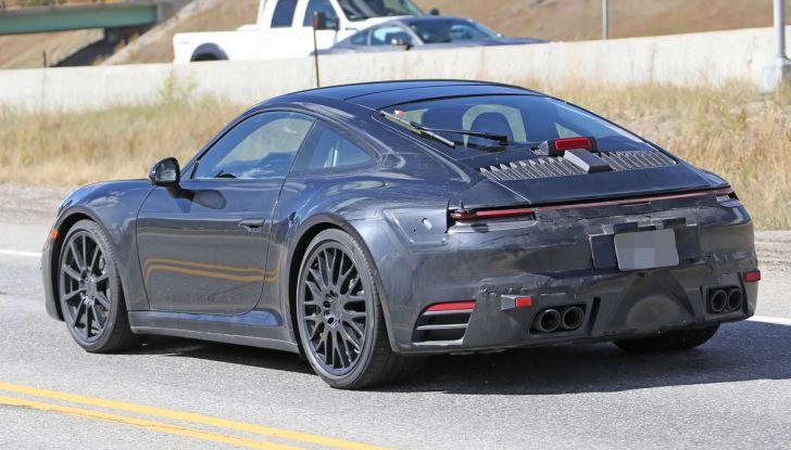 Porsche 911 2019, foto spia della futura generazione - Foto 3 di 12