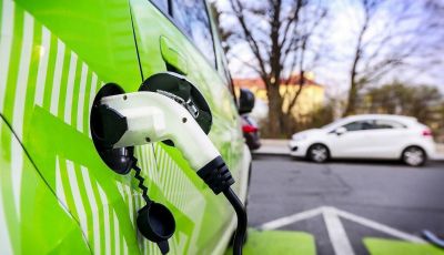 Milano: nel 2023 distributori dotati di colonnine per auto elettriche