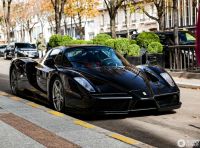 Ferrari Enzo, un magnifico esemplare nero avvistato a Parigi