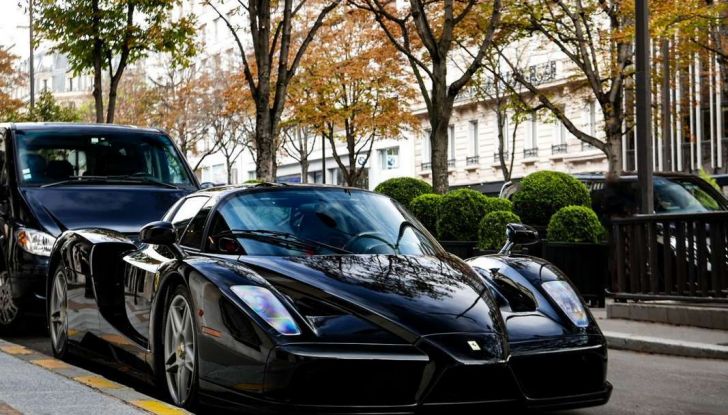 Ferrari Enzo, un magnifico esemplare nero avvistato a Parigi - Foto 2 di 10