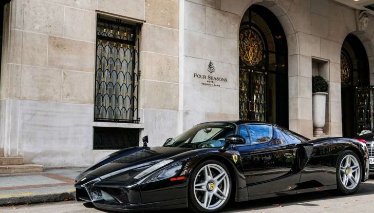 Ferrari Enzo, un magnifico esemplare nero avvistato a Parigi - Foto 3 di 10