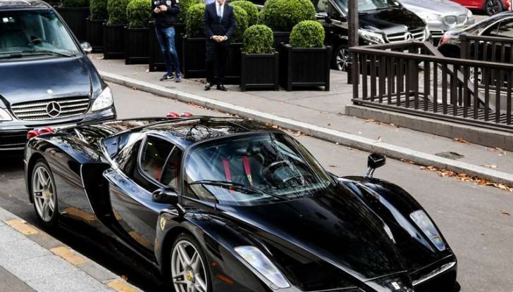 Ferrari Enzo, un magnifico esemplare nero avvistato a Parigi - Foto 5 di 10