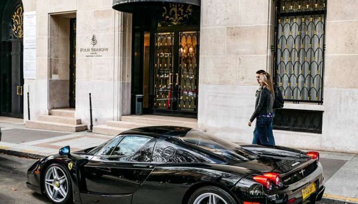 Ferrari Enzo, un magnifico esemplare nero avvistato a Parigi - Foto 6 di 10