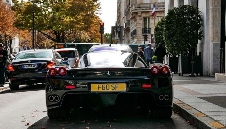 Ferrari Enzo, un magnifico esemplare nero avvistato a Parigi - Foto 7 di 10