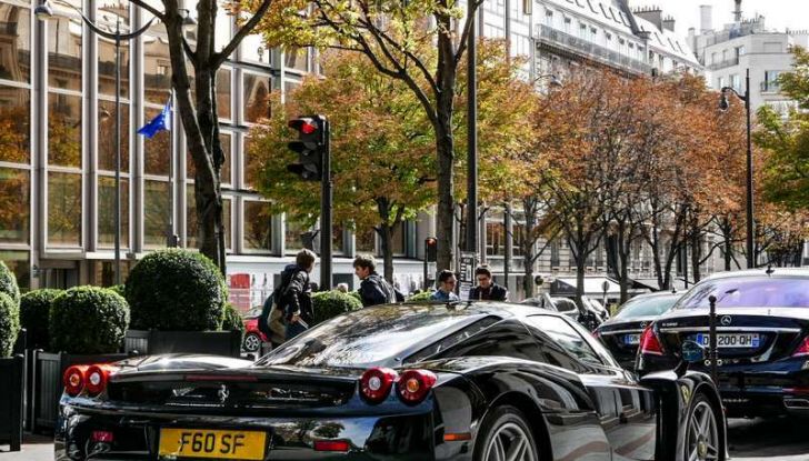 Ferrari Enzo, un magnifico esemplare nero avvistato a Parigi - Foto 8 di 10