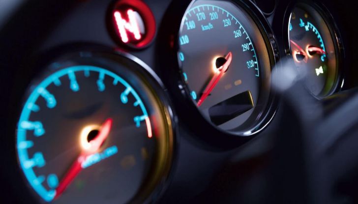 Sulle auto nuove arriva il limitatore di velocità obbligatorio: cos’è e come funziona - Foto 1 di 9