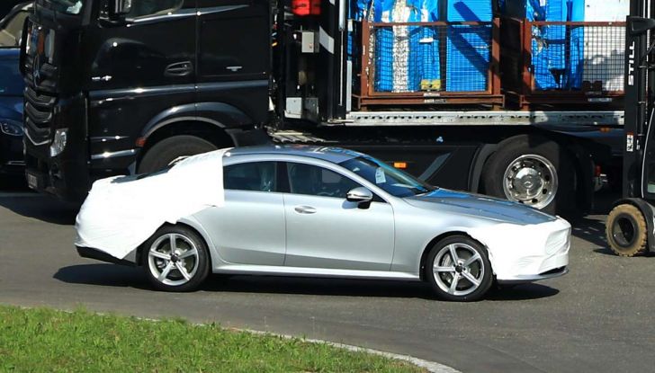 Mercedes CLS, immagini spia dei muletti della futura generazione - Foto 7 di 24