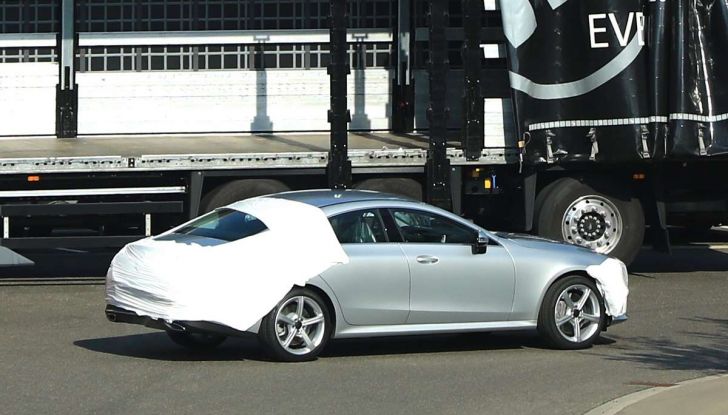 Mercedes CLS, immagini spia dei muletti della futura generazione - Foto 8 di 24