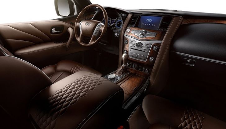 Infiniti QX80 2018: lusso ad alte prestazioni per gli Emirati - Foto 3 di 12