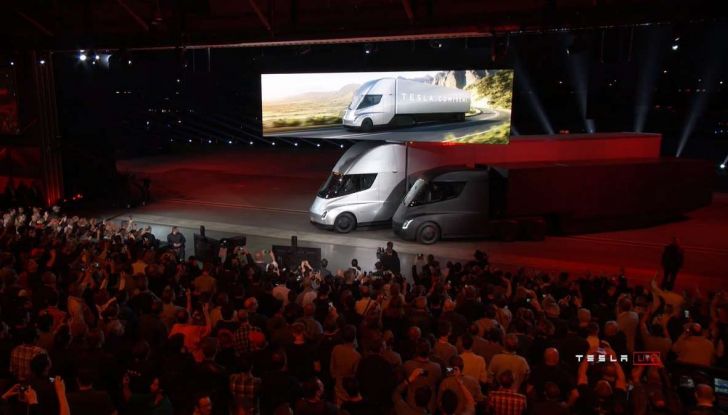 Tesla Semi Truck, il camion elettrico che rivoluziona i trasporti - Foto 6 di 18