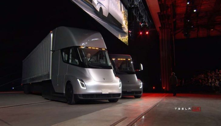 Tesla Semi Truck, il camion elettrico che rivoluziona i trasporti - Foto 1 di 18