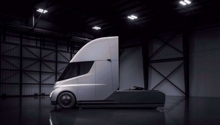 Tesla Semi Truck, il camion elettrico che rivoluziona i trasporti - Foto 18 di 18