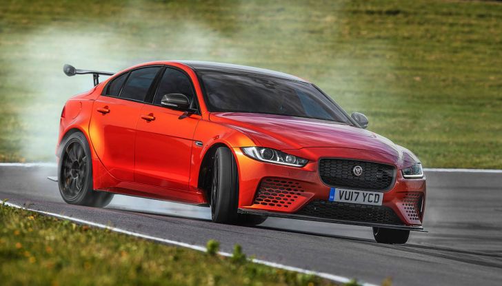 La Jaguar XE SV Project 8 batte il record della Giulia al Nürburgring - Foto 6 di 9