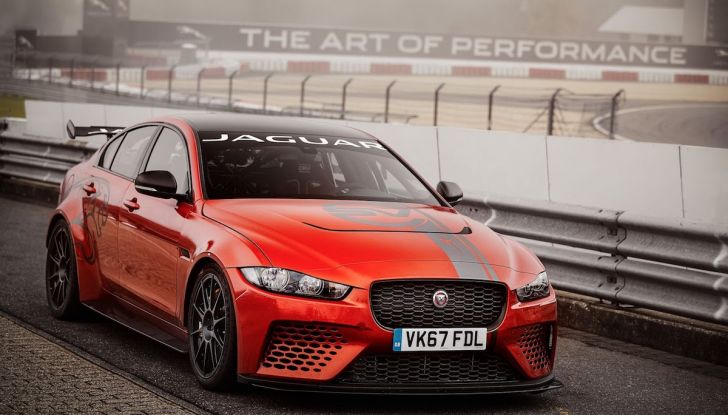 La Jaguar XE SV Project 8 batte il record della Giulia al Nürburgring - Foto 2 di 9