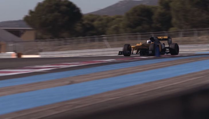 La porta a guidare la F1 Renault e le chiede di sposarlo [Video] - Foto 15 di 27