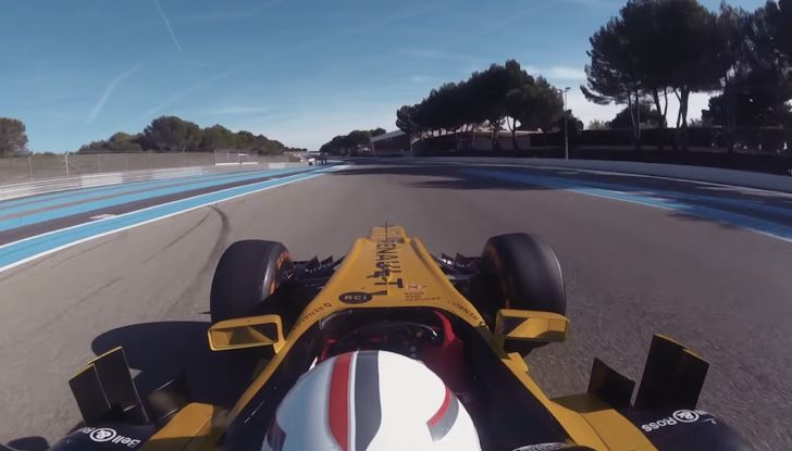 La porta a guidare la F1 Renault e le chiede di sposarlo [Video] - Foto 16 di 27