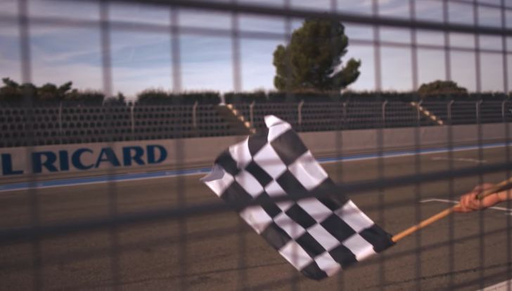 La porta a guidare la F1 Renault e le chiede di sposarlo [Video] - Foto 19 di 27