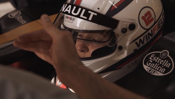 La porta a guidare la F1 Renault e le chiede di sposarlo [Video] - Foto 20 di 27