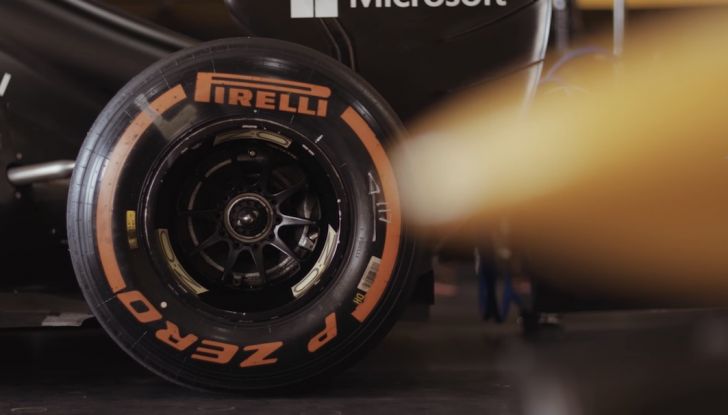 La porta a guidare la F1 Renault e le chiede di sposarlo [Video] - Foto 9 di 27