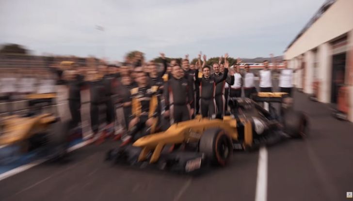 La porta a guidare la F1 Renault e le chiede di sposarlo [Video] - Foto 26 di 27