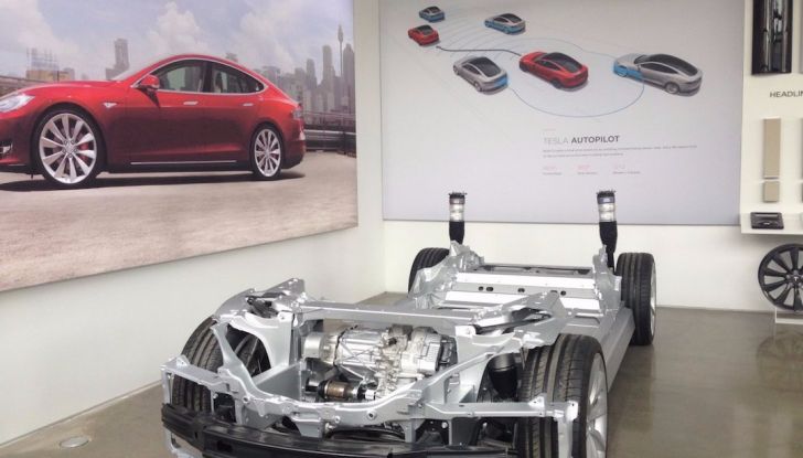 Mercedes avrebbe noleggiato una Tesla Model X restituendola con 15.000€ di danni - Foto 3 di 12