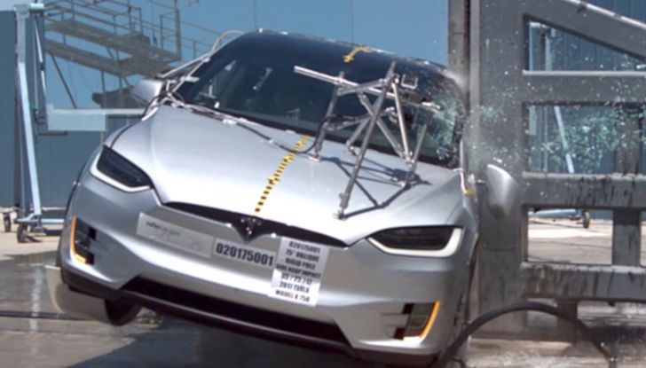 Mercedes avrebbe noleggiato una Tesla Model X restituendola con 15.000€ di danni - Foto 2 di 12