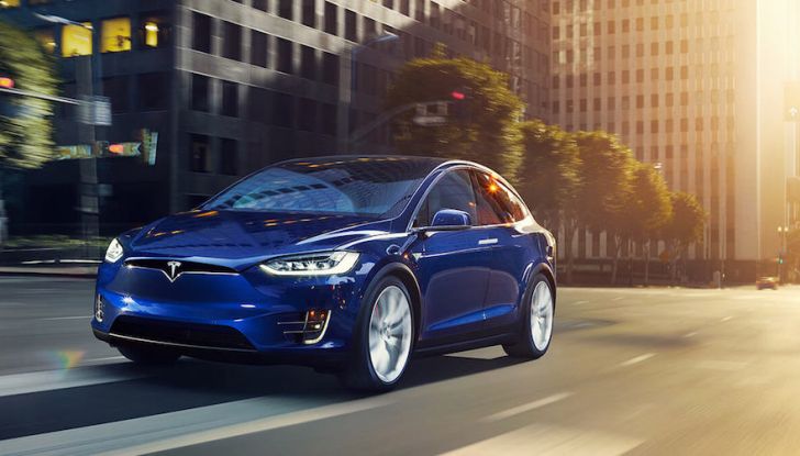 Mercedes avrebbe noleggiato una Tesla Model X restituendola con 15.000€ di danni - Foto 7 di 12