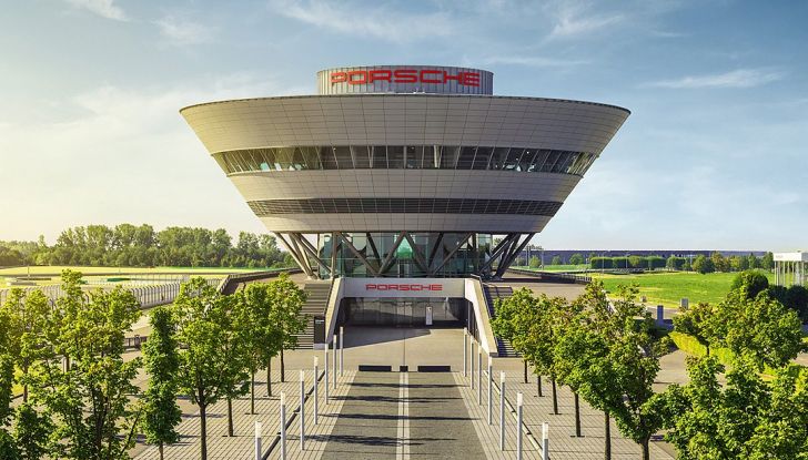 Porsche si lancia nella produzione di miele con 1,5 milioni di api - Foto 7 di 9