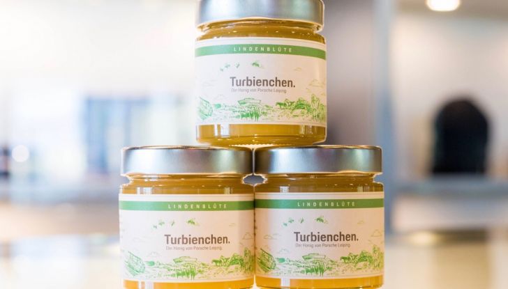 Porsche si lancia nella produzione di miele con 1,5 milioni di api - Foto 1 di 9