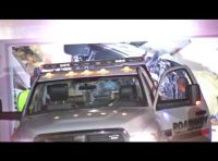 BMW sfonda il tetto di una casa in California