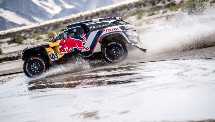 Dakar 2018 – Le Peugeot 3008DKR Maxi arrivano in gruppo e rimangono al comando - Foto 1 di 2
