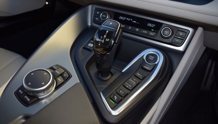 La BMW i8 di Wayne Rooney è in vendita a 70 mila euro - Foto 9 di 12