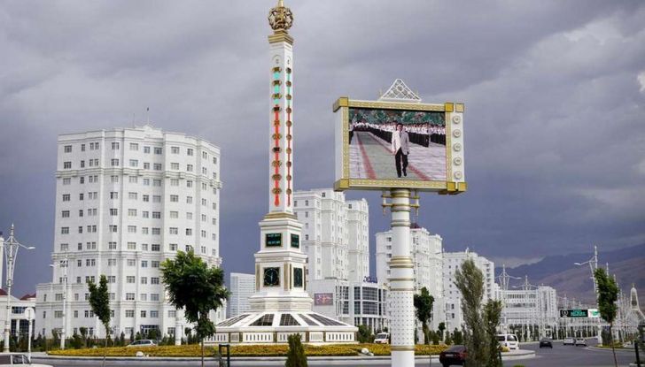 Il Turkmenistan vieta le auto nere e le sequestra - Foto 9 di 9