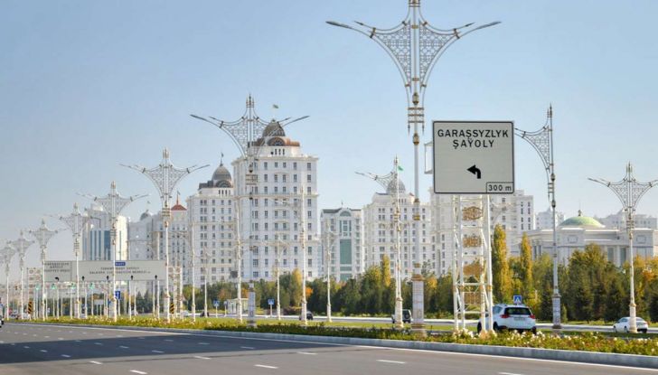 Il Turkmenistan vieta le auto nere e le sequestra - Foto 4 di 9